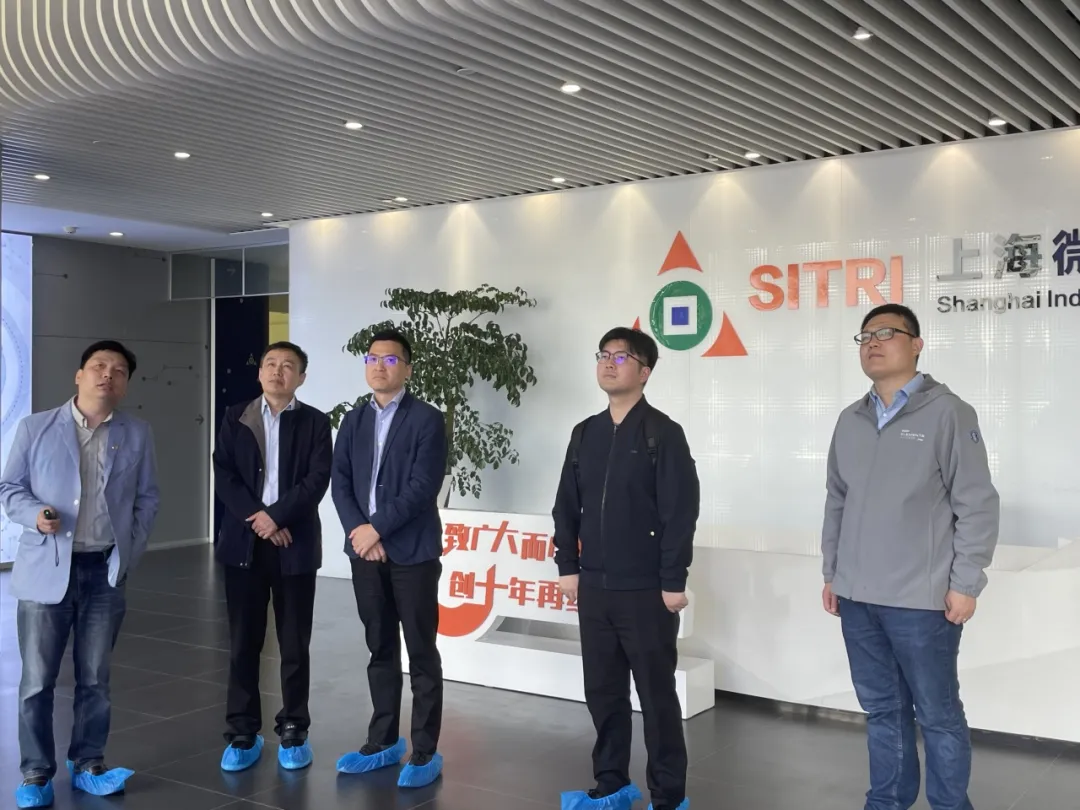 图2 参观“超越摩尔”研发中试线.png 图2 参观“超越摩尔”研发中试线.png